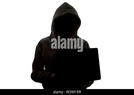 Una donna in una cappa è utilizzando un computer portatile. Hacker è utilizzando un computer portatile. Foto Stock