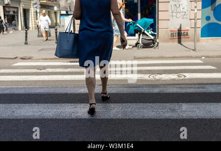 A Belgrado, in Serbia, 13 Luglio 2019: scena urbana con la donna attraversare la strada Foto Stock