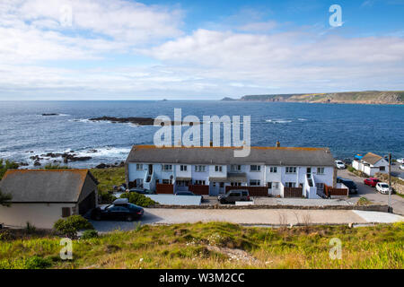 Vista dal sentiero costiero in Sennen Cove in Cornovaglia, England Regno Unito Foto Stock