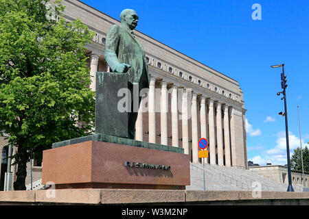 Statua di Finlandia il 3° presidente P. E. Svinhufvud davanti al Parlamento Finlandese Costruzione casa a Helsinki in Finlandia. Foto Stock