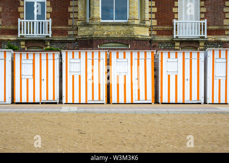 Tradizionale di colore arancione e bianco cabine in legno o cabine row, a Houlgate, Normandia, Francia. Foto Stock