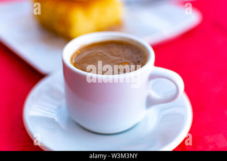 Caffè tradizionale greco servito in bianco set caffè nel bar vicino fino Foto Stock