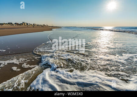 Giornata di sole sulla spiaggia del mare del Nord in Olanda a Scheveningen, turistico e meta di vacanze in Europa Foto Stock