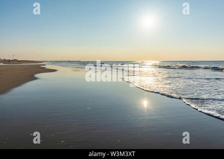 Giornata di sole sulla spiaggia del mare del Nord in Olanda a Scheveningen, turistico e meta di vacanze in Europa Foto Stock