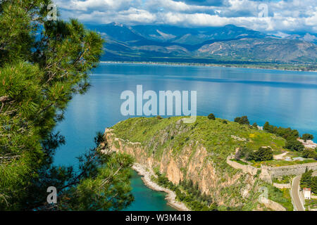 Paesaggio con vista sul Nafplio dal di sopra, città portuale nel Peloponneso in Grecia, capitale della regione Argolis, turistico viaggi e vacanze destinat Foto Stock
