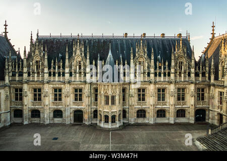 Historic Palais de Justice, tribunale o courthouse, facciata e il cortile di Rouen, downtown landmark, Normandia, Francia. Foto Stock