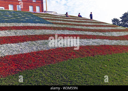 Una gigantesca bandiera statunitense è dipinta su una collina a FAirport Harbor, Ohio, USA durante le festività del quarto luglio. Foto Stock