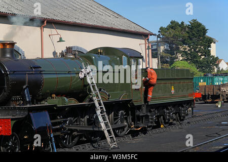 I volontari che operano sul Odney Manor vintage locomotiva a vapore a West Somerset Railway Foto Stock
