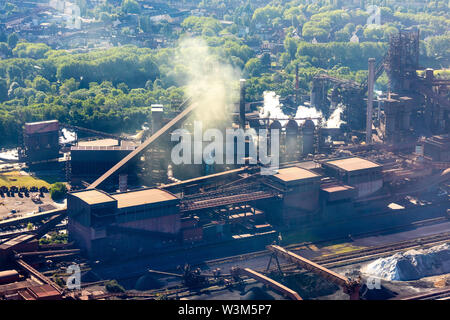 Fotografia aerea della ThyssenKrupp acciaierie e Schwelgern cokeria Schwelgern in Marxloh am Rhein a Duisburg nella regione della Ruhr in federa Foto Stock