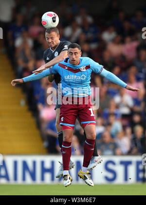 Il Leicester City's Jonny Evans (sinistra) e Scunthorpe Regno di Lee Novak battaglia per la sfera durante la pre-stagione amichevole a Glanford Park, Scunthorpe. Foto Stock