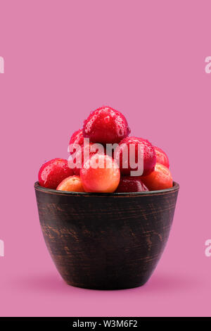 Fresche ciliege rosse nel recipiente di argilla Foto Stock