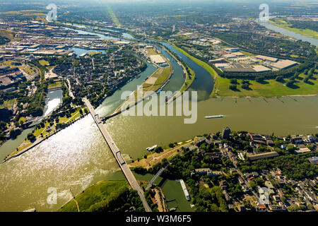 Fotografia aerea della Ruhr estuario nel Reno vicino Ruhrort con la nuova area logistica del porto di Duisburg, Duisport presso la foce del Rodano Foto Stock