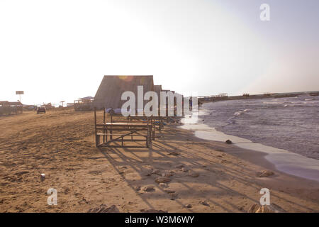 Beautiful golden tramonto sulla spiaggia. Colorato alba sopra il mare. Composizione di natura.Sunset beach ocean panorama . Spiaggia di costa nel Mar Caspio ne Foto Stock