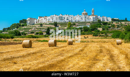Vista panoramica di Locorotondo, provincia di Bari, Puglia (Puglia), il sud dell'Italia. Foto Stock