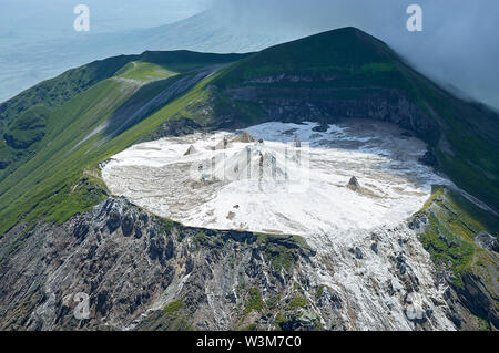 Il cratere salita piano e i camini di lava edificazione sul vulcano Oldoinyo Lengai, Tanzania settentrionale Foto Stock