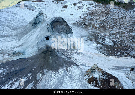 Il cratere salita piano e i camini di lava edificazione sul vulcano Oldoinyo Lengai, Tanzania settentrionale Foto Stock