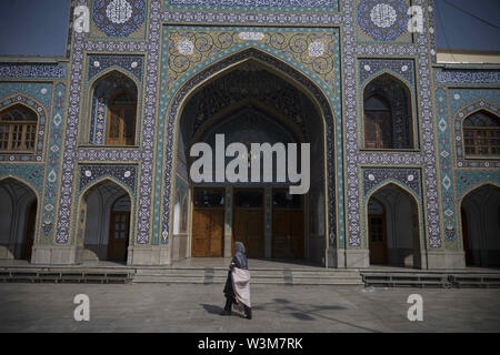 Luglio 16, 2019 - Shahre-Ray, Teheran, Iran - musulmani sciiti in Shah Abdol-Azim santuario in Rey, Teheran, Iran. Credito: Rouzbeh Fouladi/ZUMA filo/Alamy Live News Foto Stock