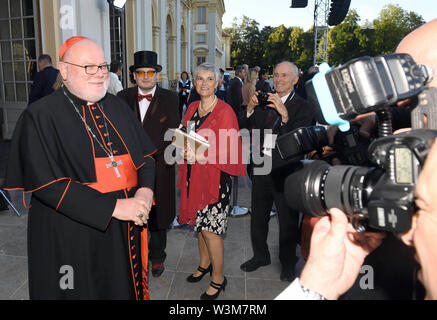 16 luglio 2019, il Land della Baviera, Oberschleißheim: il Cardinale Reinhard Marx, Presidente della Conferenza Episcopale Tedesca (DBK), è fotografato in estate la ricezione del Parlamento Bavarese su una terrazza del castello di Schleißheim. Circa 3000 ospiti provenienti da tutte le classi sociali sono invitati. Foto: Felix Hörhager/dpa Foto Stock