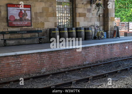 Vecchi barili sulla stazione ferroviaria. Foto Stock