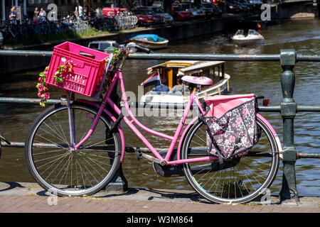 Amsterdam, Paesi Bassi, downtown, città vecchia, bicicletta parcheggiata su un ponte su un canale, Foto Stock