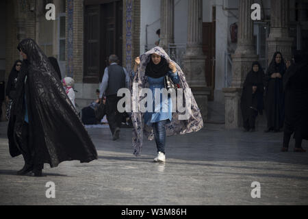 Luglio 16, 2019 - Shahre-Ray, Teheran, Iran - musulmani sciiti in Shah Abdol-Azim santuario in Rey, Teheran, Iran. Credito: Rouzbeh Fouladi/ZUMA filo/Alamy Live News Foto Stock