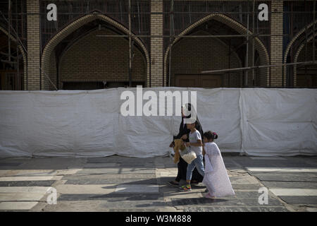 Luglio 16, 2019 - Shahre-Ray, Teheran, Iran - musulmani sciiti in Shah Abdol-Azim santuario in Rey, Teheran, Iran. Credito: Rouzbeh Fouladi/ZUMA filo/Alamy Live News Foto Stock