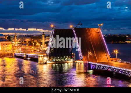 San Pietroburgo, apertura del ponte del Palazzo, vista dal tetto del ponte del Palazzo e l'area dell'acqua della Neva Foto Stock