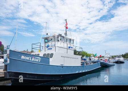 Tour barche ormeggiate nel piccolo porto di vasca in Tobermory Onatrio Canada in estate. Foto Stock