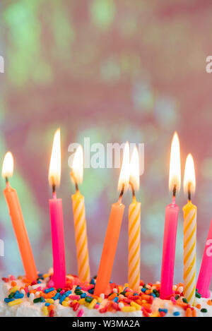 Candele accese sulla torta di compleanno Foto Stock