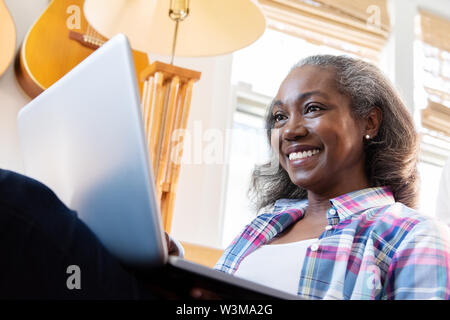Donna sorridente con notebook Foto Stock