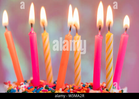 Candele accese sulla torta di compleanno Foto Stock