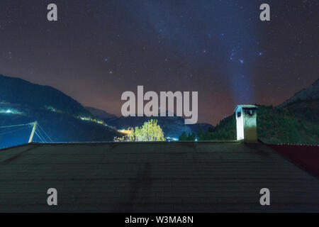 Orion che si eleva al di sopra delle montagne Agrafa Foto Stock