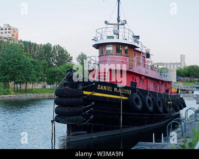 Quebec, Canada. Il vecchio conserve di Daniel McAllister rimorchiatore ormeggiata nel porto di Montreal. Foto Stock