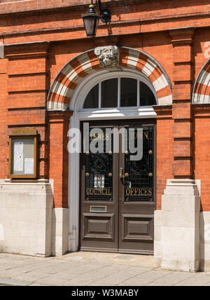 Ingresso a Lewes Town Hall e uffici del Consiglio, Lewes, East Sussex, England, Regno Unito Foto Stock