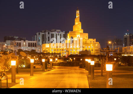 Abdulla Bin Zaid Al Mahmoud Centro Culturale Islamico di notte a Doha, in Qatar Foto Stock