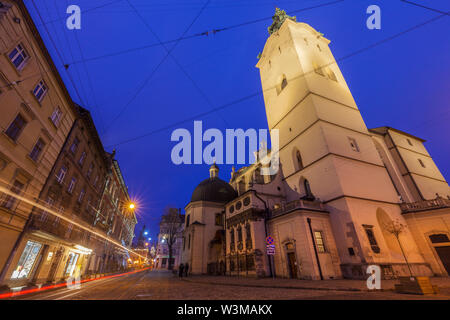 Basso angolo vista della Cattedrale Latina di notte a Lviv, Ucraina Foto Stock