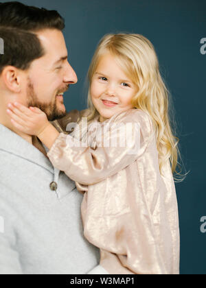 Padre e figlia sorridente Foto Stock