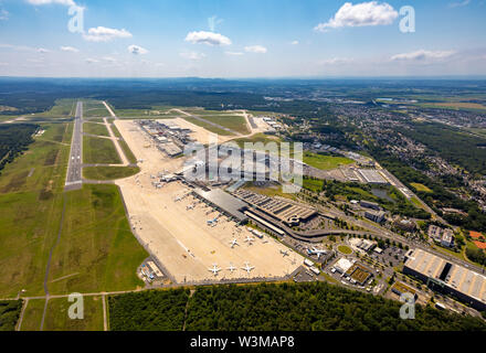 ,La fotografia aerea di Colonia / Bonn Airport "Konrad Adenauer' con check-in edifici e delle piste di atterraggio e di decollo, aeroporto internazionale nella parte sudorientale della Foto Stock