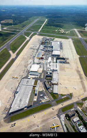 Fotografia aerea di Colonia / Bonn Airport "Konrad Adenauer' con check-in edifici e delle piste di atterraggio e di decollo, aeroporto internazionale nella parte sudorientale della Foto Stock