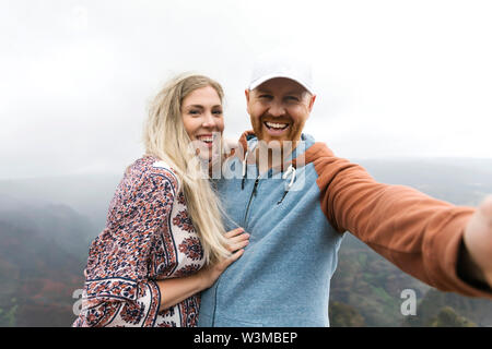 Metà adulto giovane tenendo selfie Foto Stock