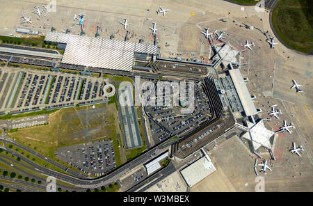 Foto aerea dell'aeroporto di Colonia / Bonn "Konrad Adenauer' con la manipolazione di dita, cancelli con getti di viaggio, aeromobili commerciali, commerci internazionali Foto Stock