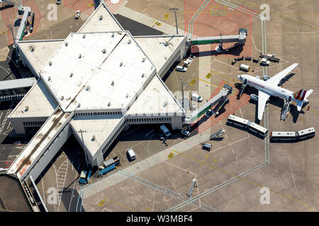 Foto aerea dell'aeroporto di Colonia / Bonn "Konrad Adenauer' con la manipolazione di dita, cancelli con getti di viaggio, aeromobili commerciali, commerci internazionali