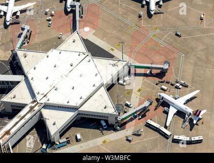 Foto aerea dell'aeroporto di Colonia / Bonn "Konrad Adenauer' con la manipolazione di dita, cancelli con getti di viaggio, aeromobili commerciali, commerci internazionali