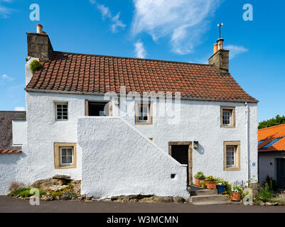 Vecchia casa imbiancate nel villaggio storico di Falkland in Fife, Scozia, Regno Unito Foto Stock