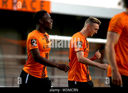 Barnet David Tutonda punteggio celebra il suo lato il terzo obiettivo del gioco con i tuoi compagni di squadra durante la pre-stagione amichevole all'alveare, Londra. Foto Stock