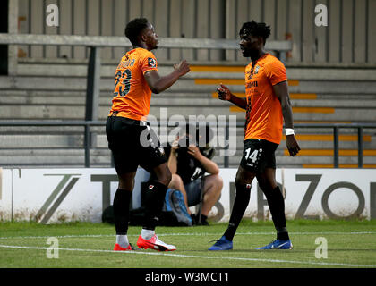 Barnet David Tutonda punteggio celebra il suo lato del quarto obiettivo del gioco con il compagno di squadra Simeone Akinola durante la pre-stagione amichevole all'alveare, Londra. Foto Stock