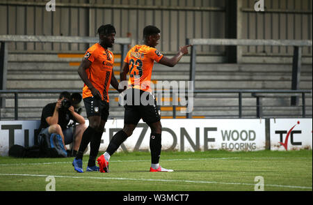 Barnet David Tutonda punteggio celebra il suo lato del quarto obiettivo del gioco con il compagno di squadra Simeone Akinola durante la pre-stagione amichevole all'alveare, Londra. Foto Stock