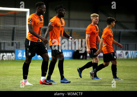 Barnet David Tutonda punteggio celebra il suo lato il terzo obiettivo del gioco con i tuoi compagni di squadra durante la pre-stagione amichevole all'alveare, Londra. Foto Stock