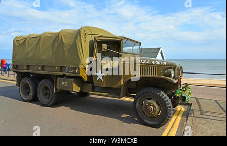 Vintage WW2 Esercito Americano carrello parcheggiato sul lungomare. Foto Stock