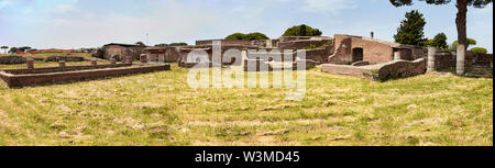 Vista panoramica a 180 gradi dell'impero romano la rovina e la lussureggiante vegetazione presso gli scavi archeologici di Ostia Antica - Roma, Italia Foto Stock